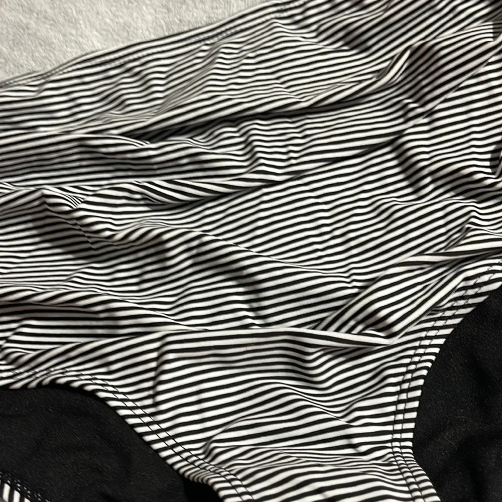 NWOT women’s striped tummy control swim bottoms M